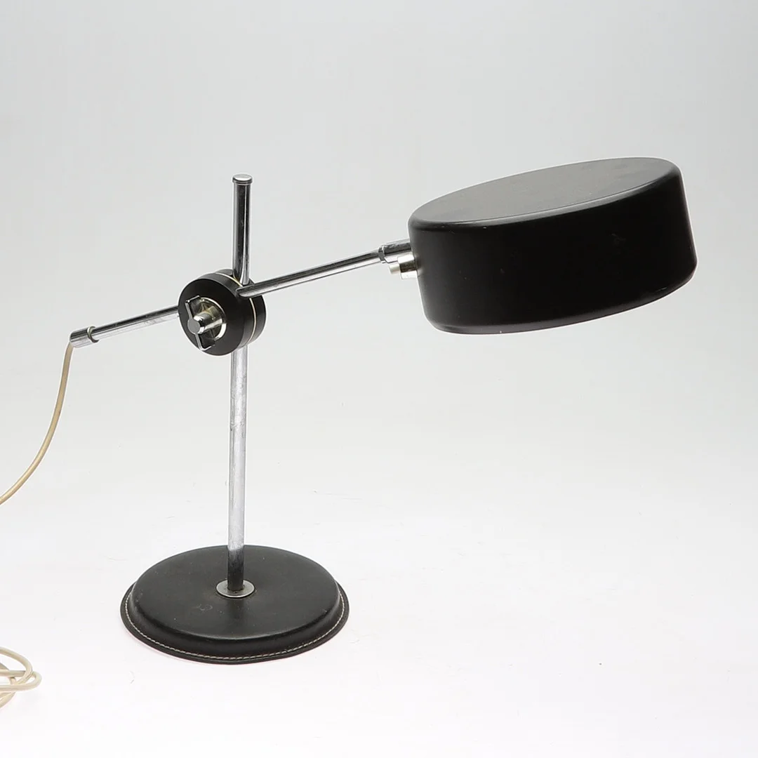 ANDERS PEHRSON. Bordslampa, "Simris", metall/läder, Ateljé Lyktan, Åhus, 1900-talets andra hälft. — Table Lamps — Gomér & Andersson Norrköping