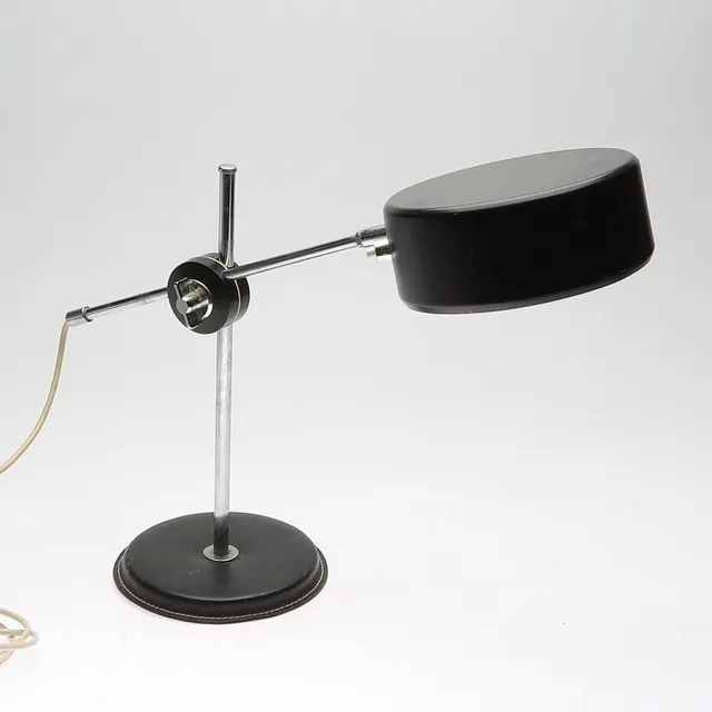 ANDERS PEHRSON. Bordslampa, "Simris", metall/läder, Ateljé Lyktan, Åhus, 1900-talets andra hälft.