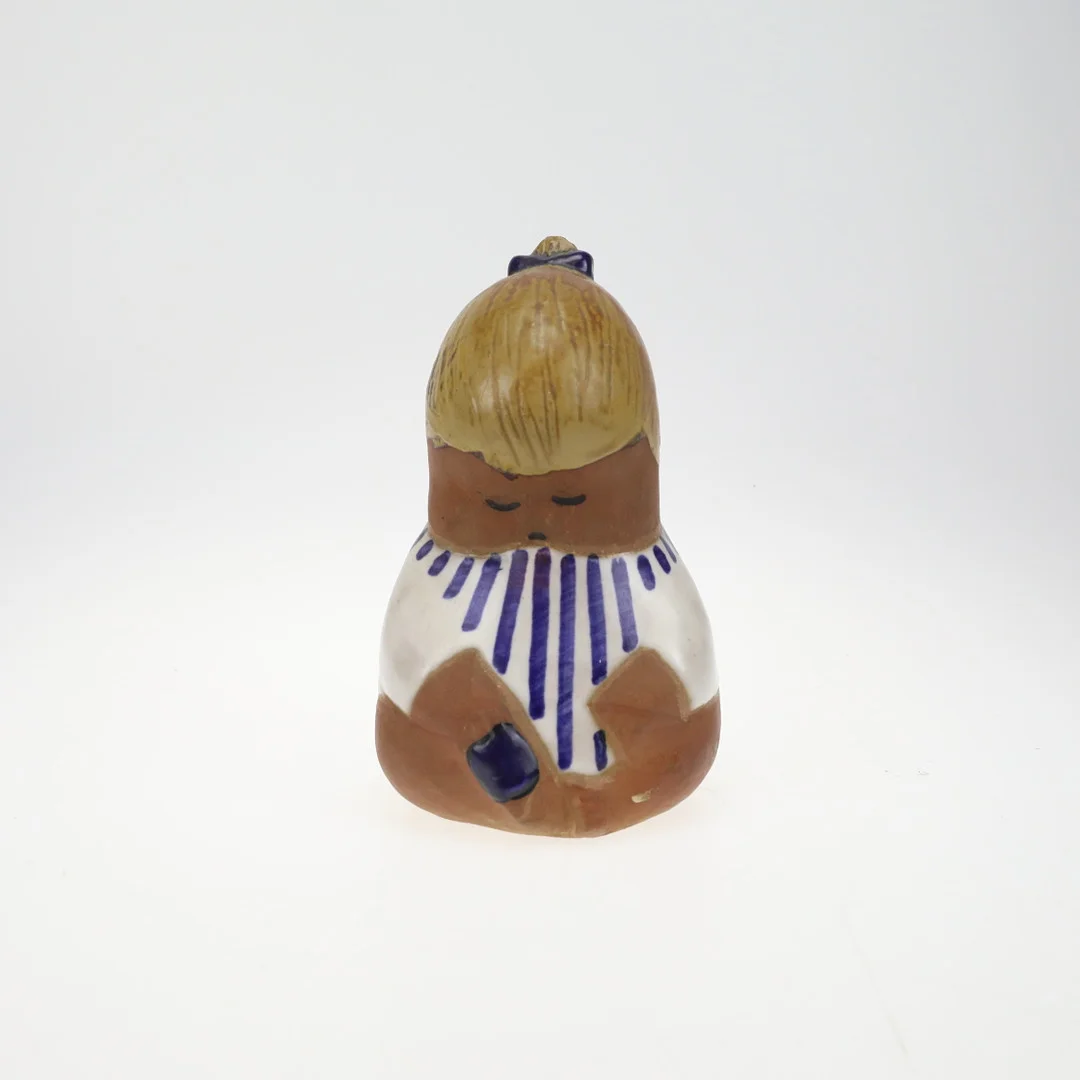 LISA LARSON. Figurin, "Johanna", ur serien Larsons Ungar, glaserad stengods, formgiven 1961, stämplad Gustavsberg, Johanna. — European — Södermanlands Auktionsverk