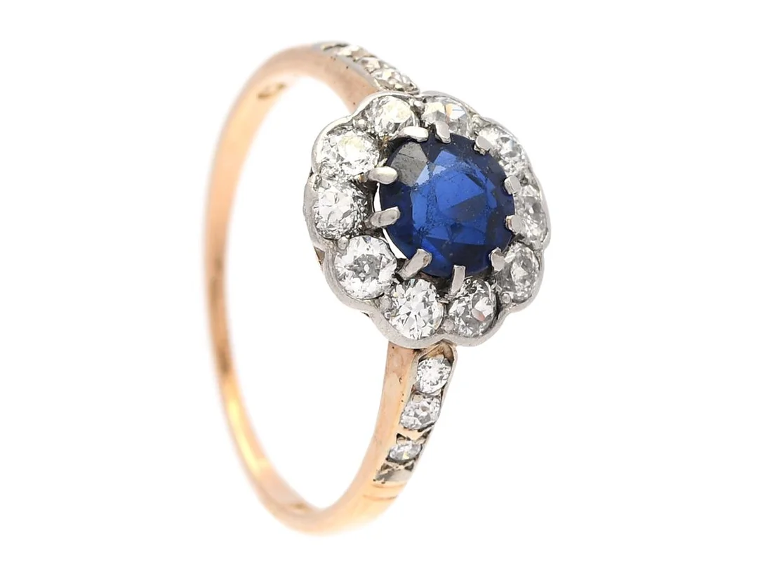 CARMOSÉRING, 18K guld/platina, syntetisk safir, gammal- äldre briljant- och åttkantslipade diamanter ca 0,60 ctv, Karl August Mattinsson, Stockholm 1917, stl 17,75 mm, vikt 2,6 g, den syntetiska safiren har kraftigt slitna fasetter, några diamanter har skador och nagg. — Smycken/Carmoséring — Kaplans