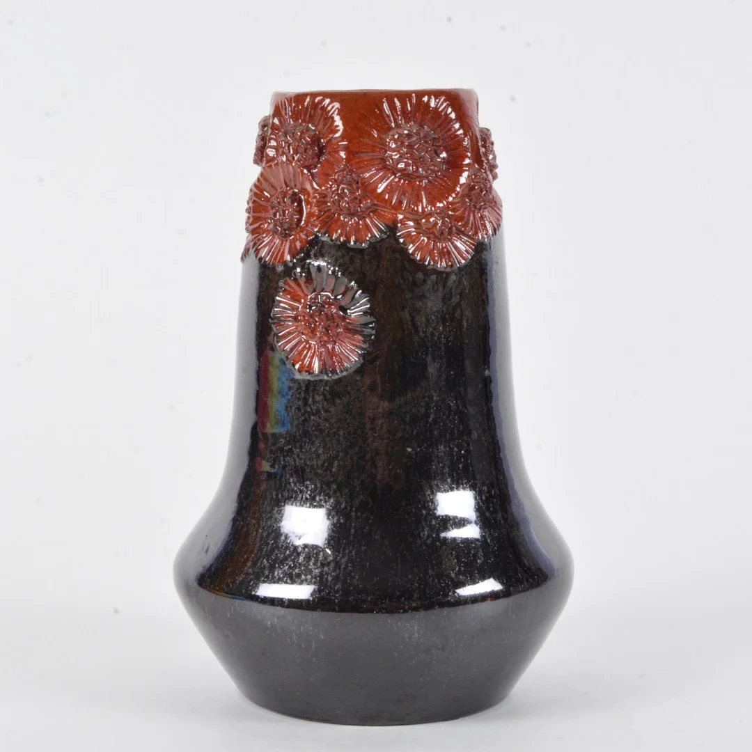 HILMA PERSSON HJELM (1877-1953). Vas, glaserat lergods, egen verkstad, Arvika 1908. — European — Halmstads Auktionskammare