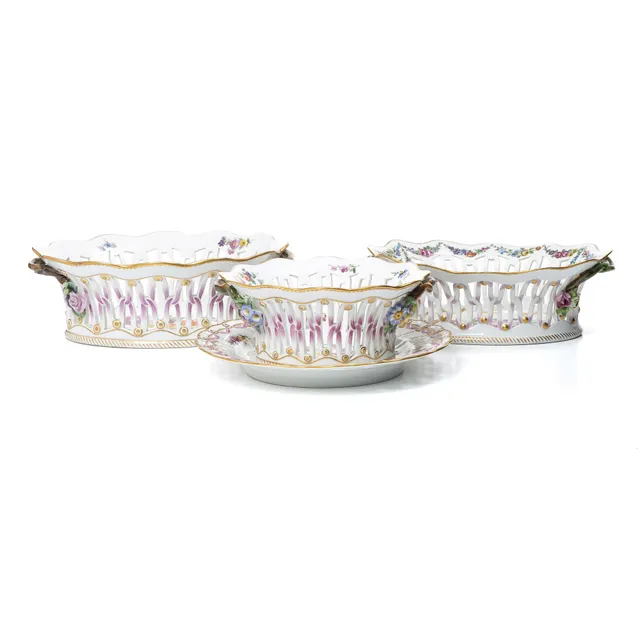 Royal Copenhagen, Gallerskålar, 3 st, Sachsisk blomst, Danmark, 1900-tal.