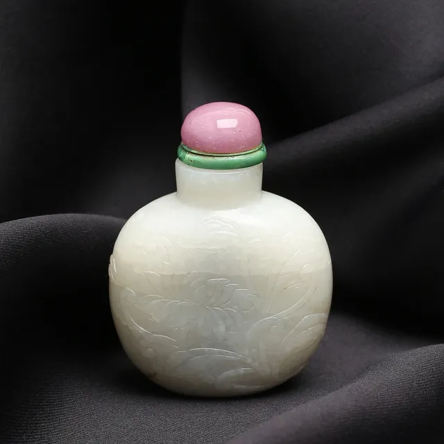 A CARVED JADE SNUFF BOTTLE, Qing dynasty (1644-1912).