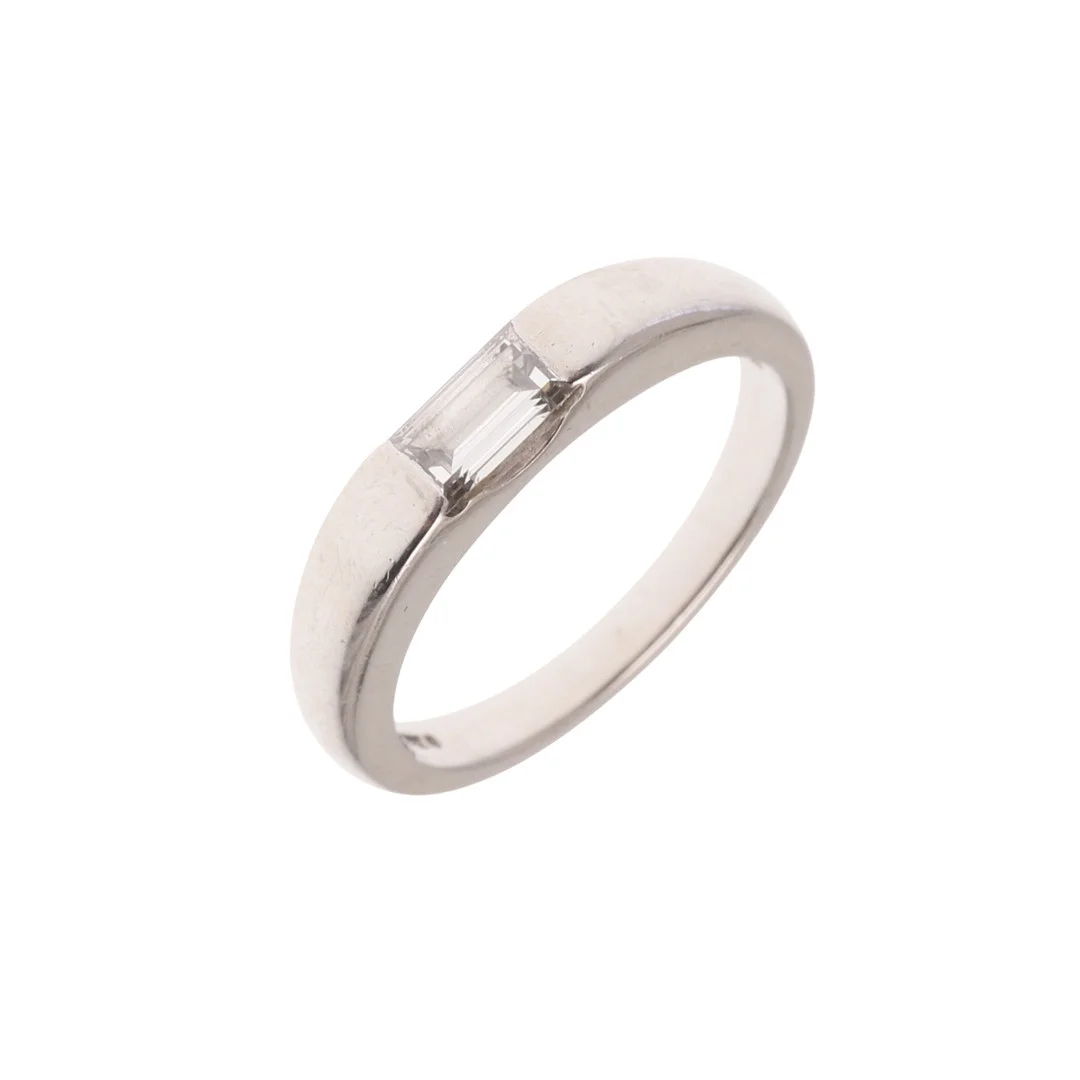 A DIAMOND AND PLATINUM RING. — Rings — Lawrences Auctioneers