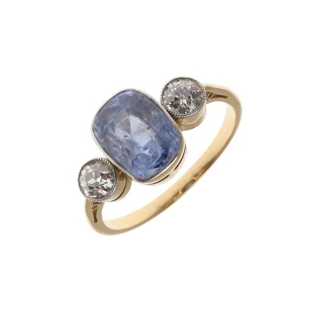 A SAPPHIRE AND DIAMOND THREE STONE RING.