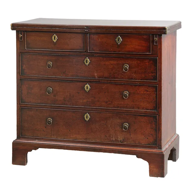 A RARE GEORGE II MAHOGANY BATCHELORS CHEST OF DRAWERS, CIRCA 1740.