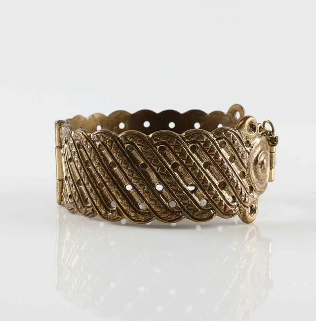 KALEVALA KORU. Armband, Hattelmala, brons, Finland, 1900-talets andra hälft.