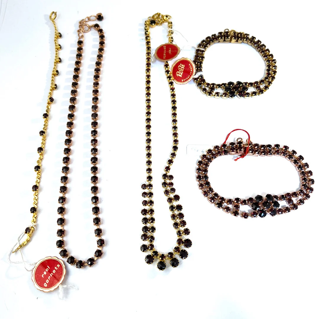 BIJOUTERIER. GRANATER GULMETALL. Parti Collier och Armband. — Jewellery Suites — Auktionshuset STO Bohuslän
