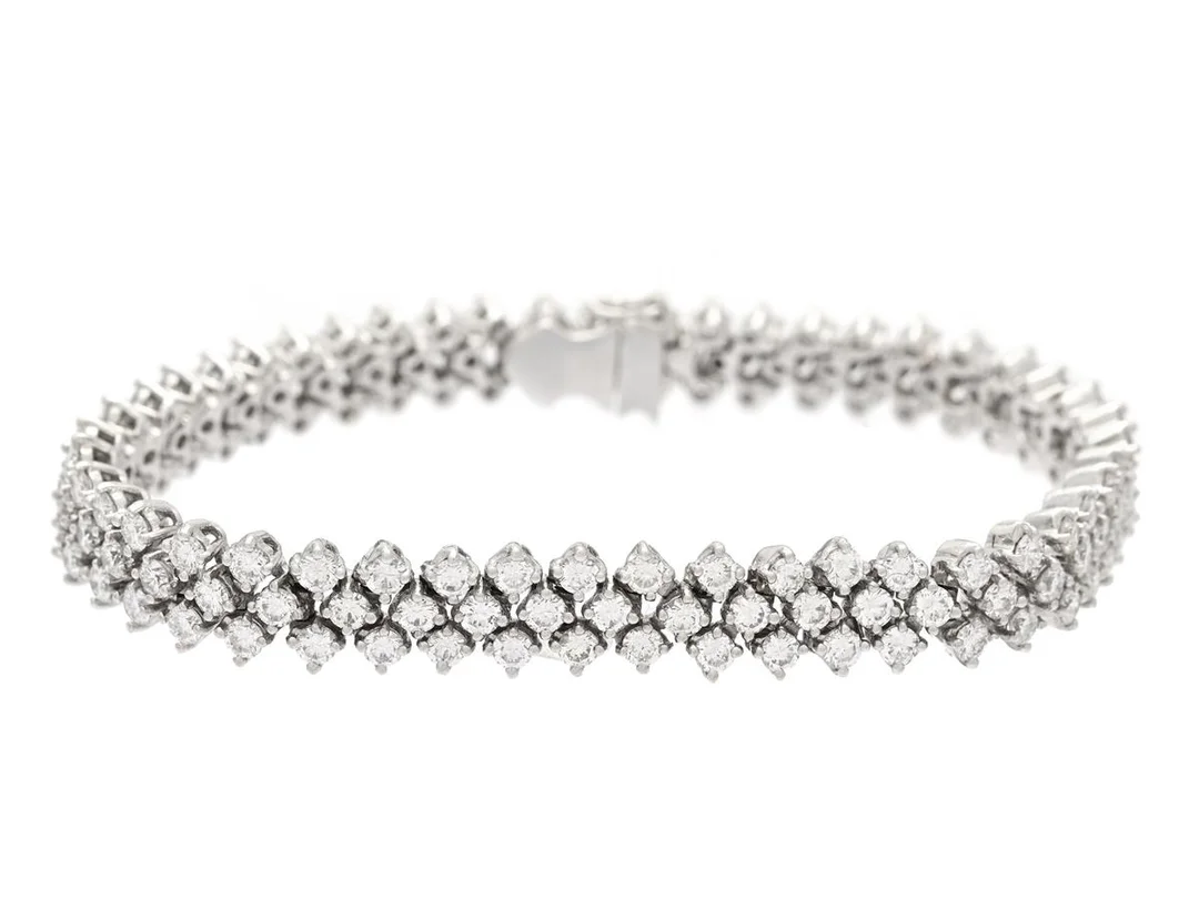 ARMBAND, 18K vitguld, 141 briljantslipade diamanter ca 6,35 ctv, ca TW-TCr/VS-SI, längd 17,5 cm, vikt 25,4 g, några diamanter med nagg. — Smycken/Armband — Kaplans