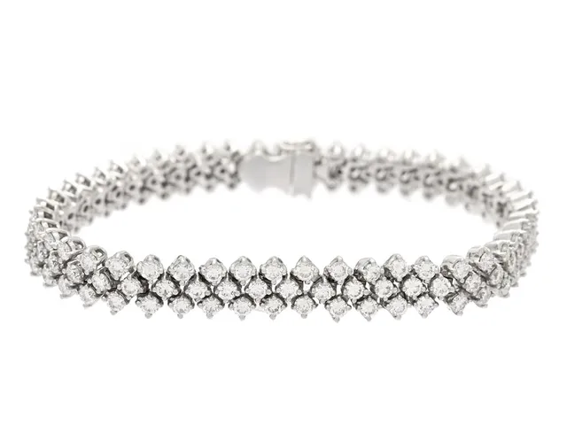 ARMBAND, 18K vitguld, 141 briljantslipade diamanter ca 6,35 ctv, ca TW-TCr/VS-SI, längd 17,5 cm, vikt 25,4 g, några diamanter med nagg.