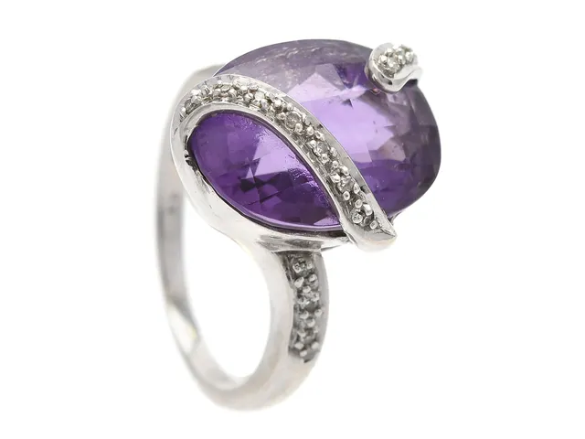 RING, 18K vitguld, fasettslipad ametist, 15 åttkantslipade diamanter ca 0,08 ctv, stl 17,25 mm, vikt 7,6 g.