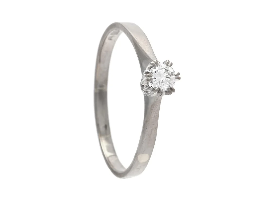 ENSTENSRING, 18K vitguld, briljantslipad diamant 0,23 ct, ca TW/VS, Guldsmeders Inköps, Uppsala 1996. stl 20,75 mm, vikt 3,2 g. — Smycken/Enstensring — Kaplans