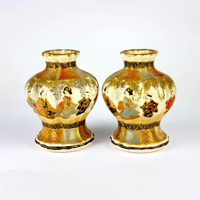 PAIR OF 19THC MINIATURE JAPANESE VASES.