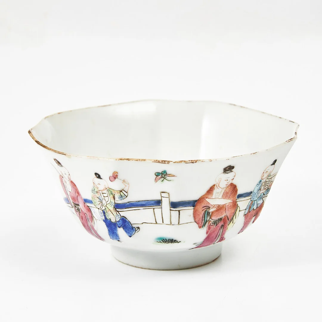 SKÅL, porslin, Kina, 1900-talets första hälft, dekor av figurscen på terrass i emaljfärger, järnoxid samt sepia, sigillmärke. — Ceramics & Porcelain — Stockholms Auktionsverk Magasin 5