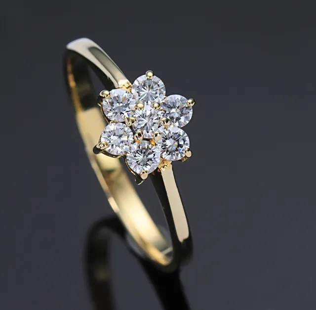 Brillant-rosetring af 18 kt. guld, i alt ca. 0.50 ct