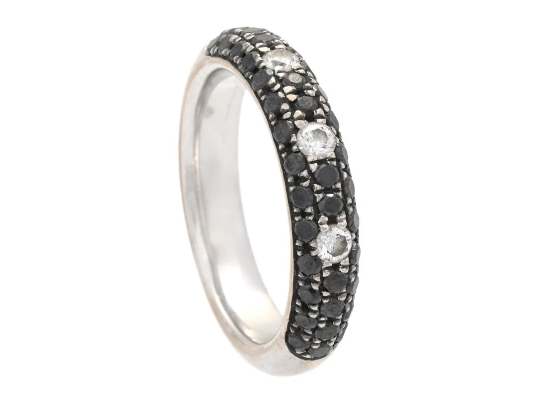 RING, 18K vitguld, svarta diamanter 0,63 ctv, 3 briljanter 0,14 ctv, stl 16,25 mm, vikt 6,3 g. — Smycken/Ring — Kaplans