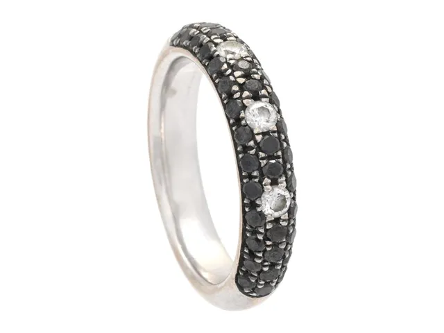 RING, 18K vitguld, svarta diamanter 0,63 ctv, 3 briljanter 0,14 ctv, stl 16,25 mm, vikt 6,3 g.