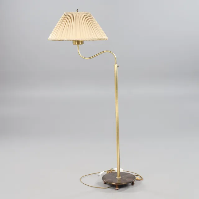 JOSEF FRANK. Golvlampa, "Den lilla kamelen", Svenskt Tenn, modellnummer 2568/1, mässing.