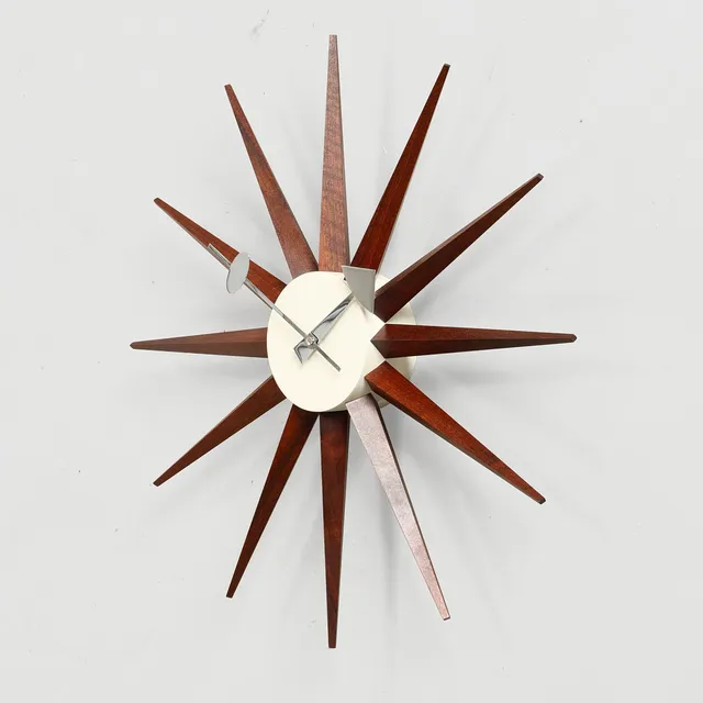GEORGE NELSON (USA, 1908-1986). Vægur, „Sunburst“, af valnød licenseret original fra Vitra Design Museum, designet i 1949.