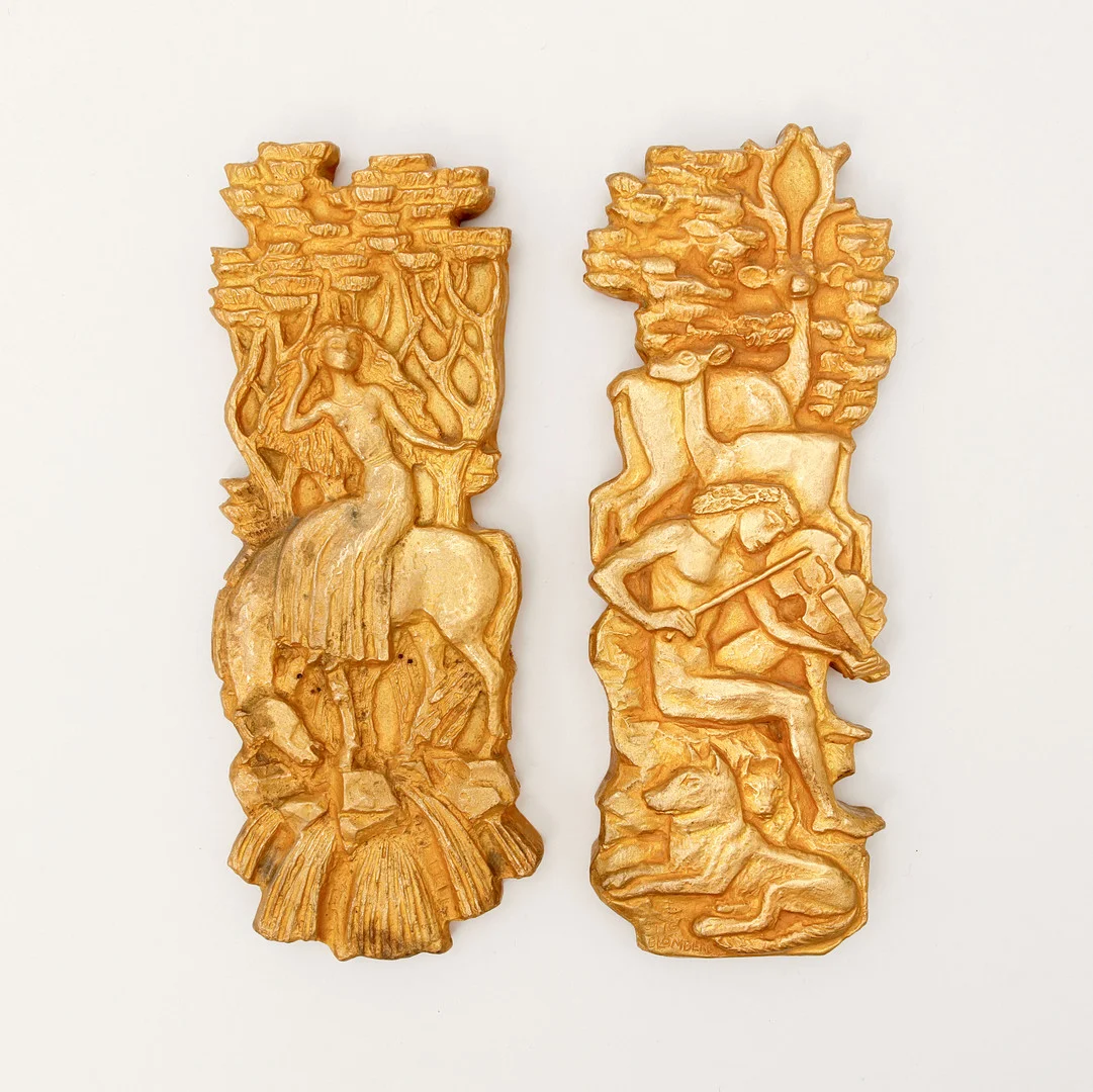 STIG BLOMBERG. Näcken spelar och ridande kvinna. Väggreliefer, två st, förgylld brons, signerade och numrerade 13/16 och 6/16. — Sculptures & Bronzes — Göteborgs Auktionsverk