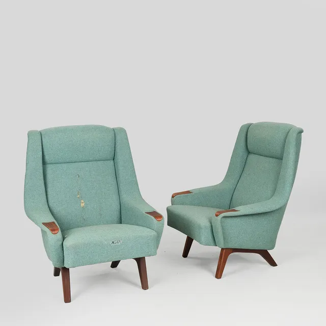 DANSK MØBELDESIGN. Et par lænestole af teak og mahogni, sæde og ryg betrukket med grøn uld, 1950/1960'erne, (2).