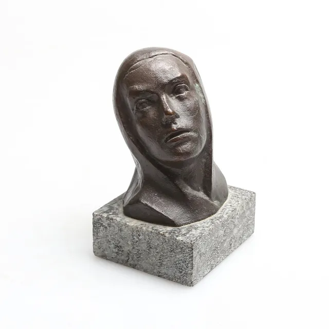 AXEL OLSSON. SKULPTUR, brons, på stensockel, ristad signatur, 1900-tal.
