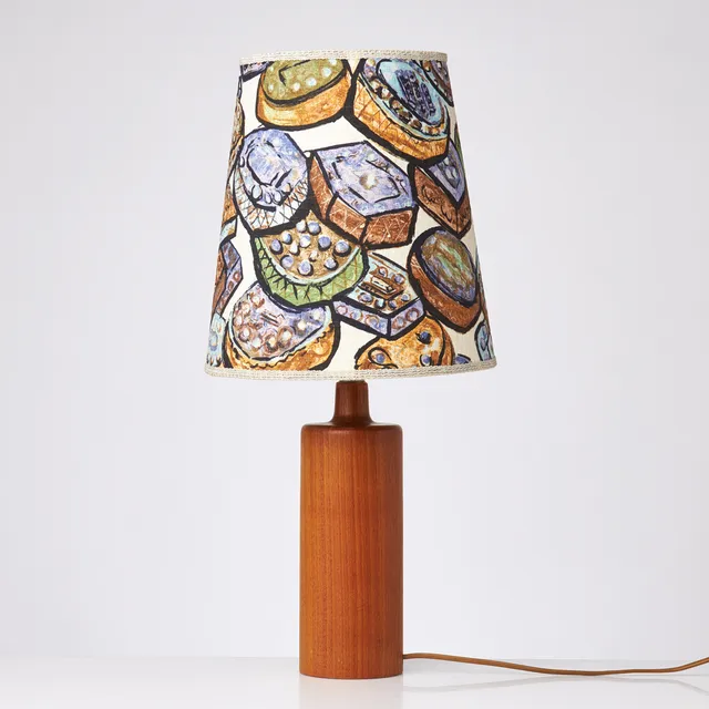 BORDSLAMPA. Teak, 1960-tal, bemålad textilskärm.