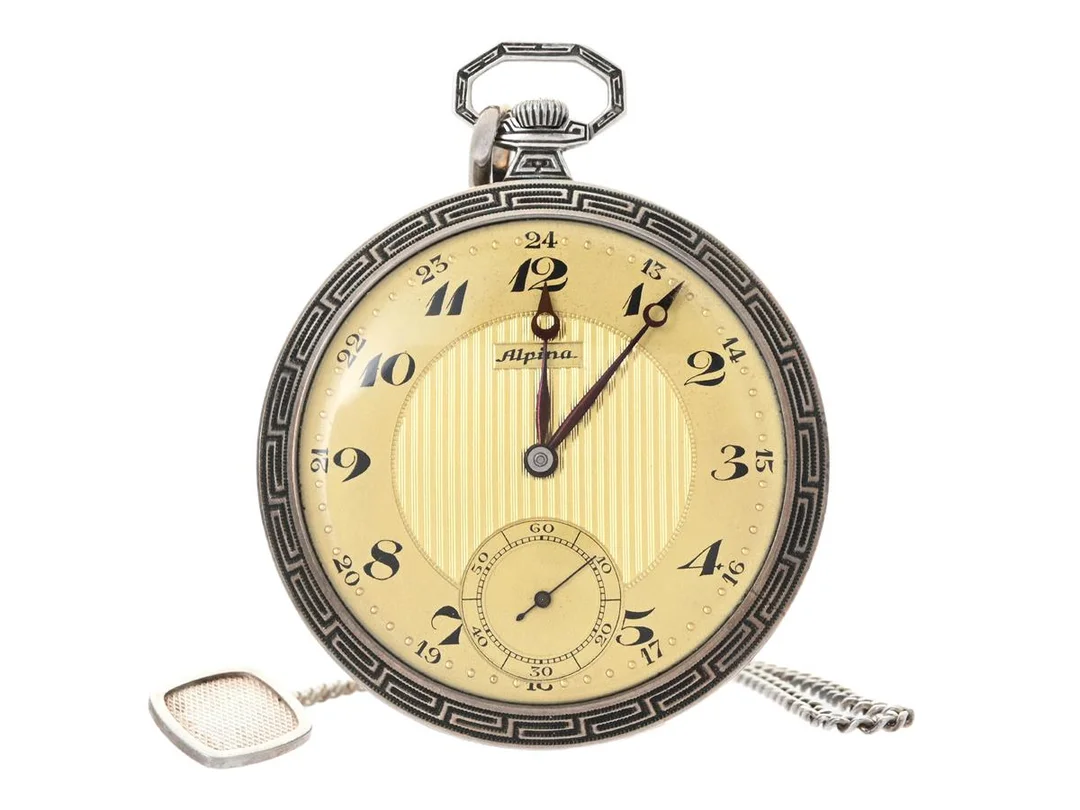 ALPINA, frackur, 47 mm, Cal 1095, Serie nr. 613707, Boett nr. 613707, silver (0,800), ankargång, monogram, ca 1930, fickurskedja i silver, läderpåse, etui. — Klockor/Alpina — Kaplans