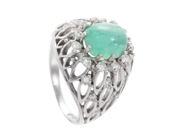 RING, 18K vitguld, cabochonslipad smaragd ca 3,00 ct, 22 diamanter ca 0,65 ctv, stl 17,5 mm, vikt 8,2 g.
