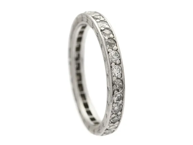 HELALLIANSRING, platina, 30 åttkantslipade diamanter, stl 16 mm, vikt 3,2 g, flertalet diamanter med skador och slitna fasettkanter.