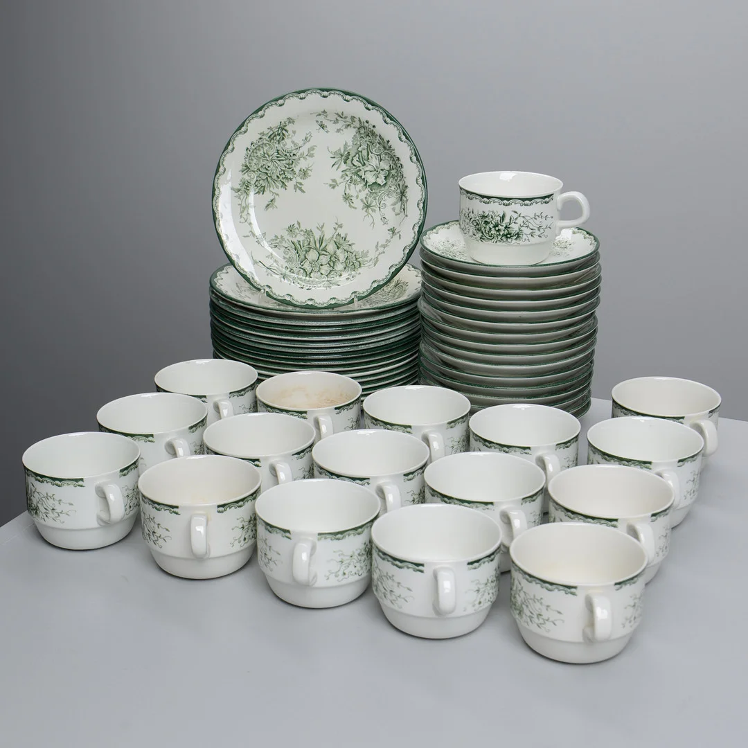 KAFFEKOPPAR & ASSIETTER, porslin, för 16 personer, "Grön Anna", Rörstrand (42 delar). — Tableware — Formstad Auktioner