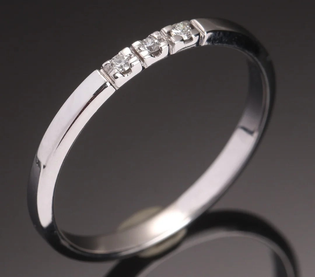 Alliancering af 14 kt. hvidguld med brillanter — Jewellery/Rings — Lauritz