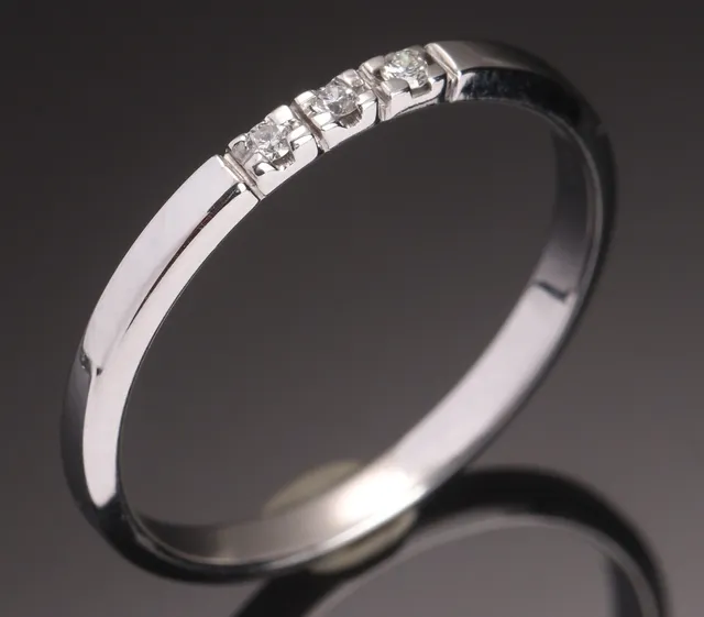 Alliancering af 14 kt. hvidguld med brillanter