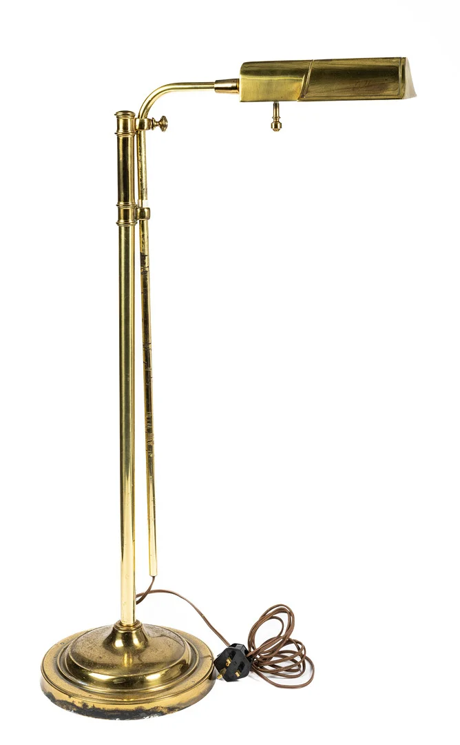 MID-CENTURY ADJUSTABLE BRASS SWING ARM FLOOR LAMP. — Floor lights — Griffin’s Auctioneers