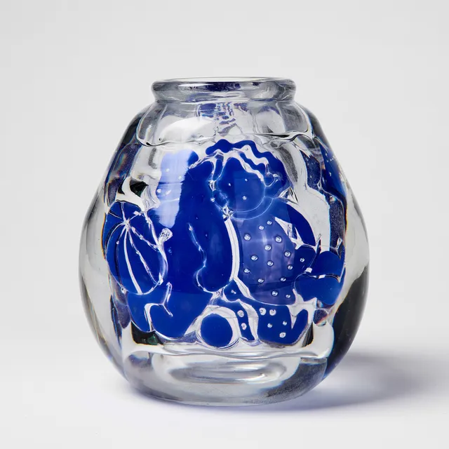 EDVIN ÖHRSTRÖM. Vase, "The girl with the doll", Orrefors 1939, Ariel, decor of girl's face, doll, teddy bear and ornaments in blue and pale pink and air bubbles.