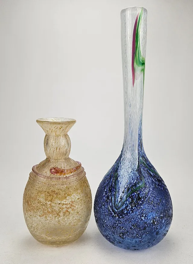 MILAN VOBRUBA. Vaser, 2 st, glas, Gusum, signerade.