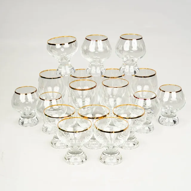 Dryckesglas, 18 delar, kristall med guldkant, Tjeckoslovakien, 1980-tal.