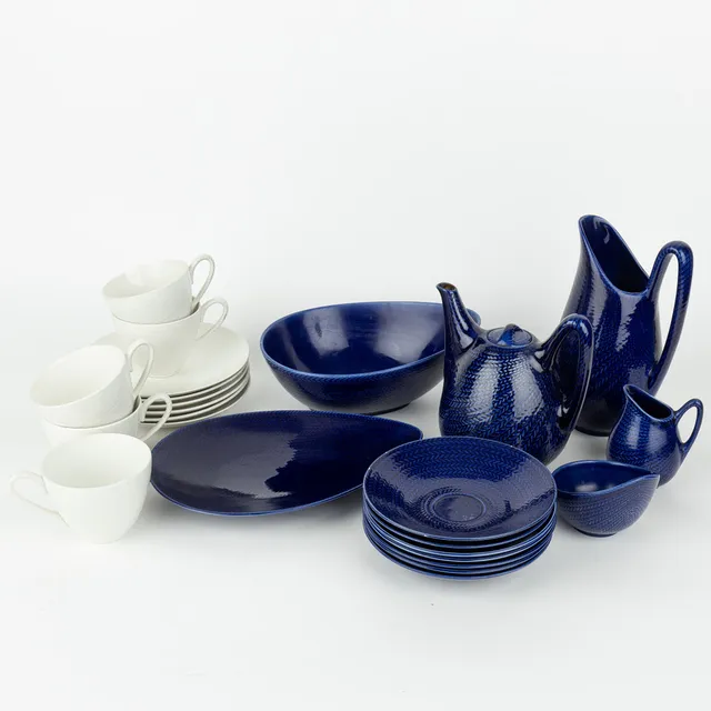 HERTHA BENGTSON. Servisdelar, 17 st, "Blå Eld", Rörstrand, flintgods.