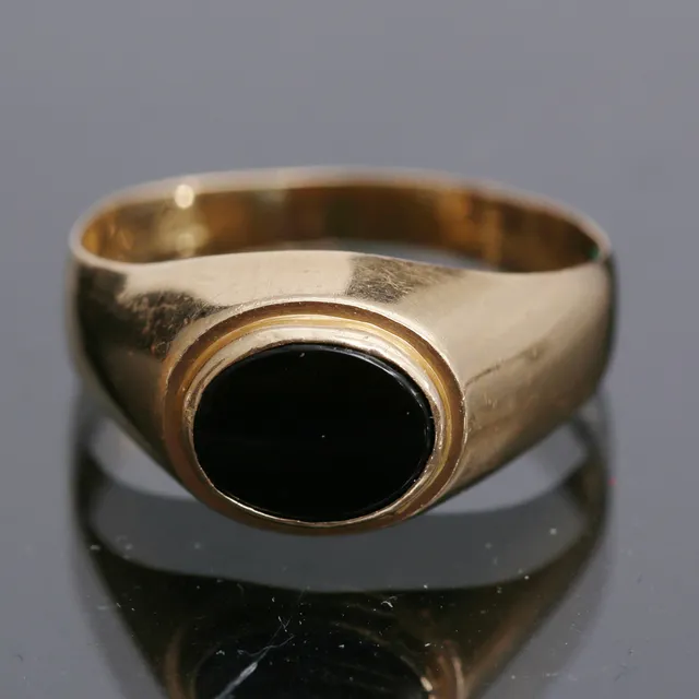 KLACKRING med onyx, 18 k guld, Ceson Guldvaru Ab Göteborg, 1966, 2,36 gram.