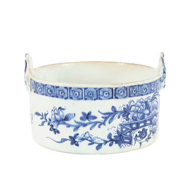 A 18TH CENTURY WORCESTER BUTTER DISH, CIRCA 1770.