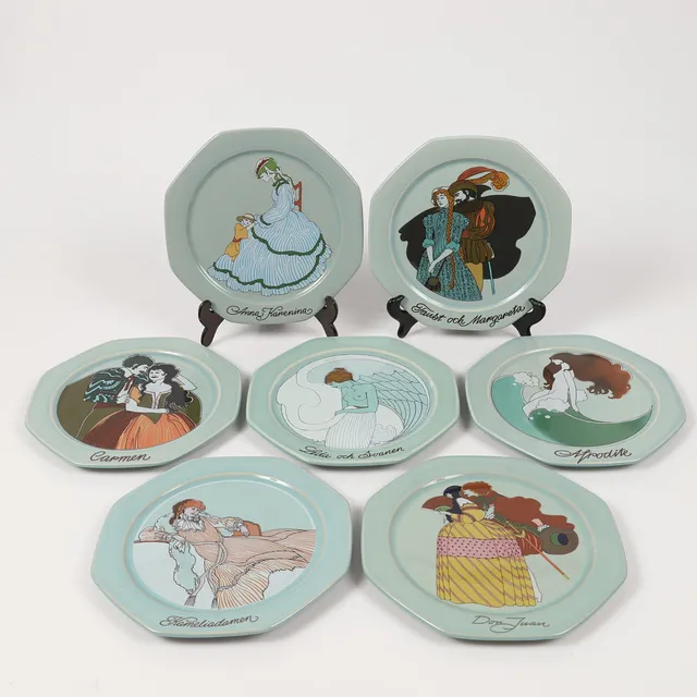 ÅKE ARENHILL. Tallrikar, 7 stycken, porslin, Höganäs Keramik för Bra Böcker, 1900-talets senare del.