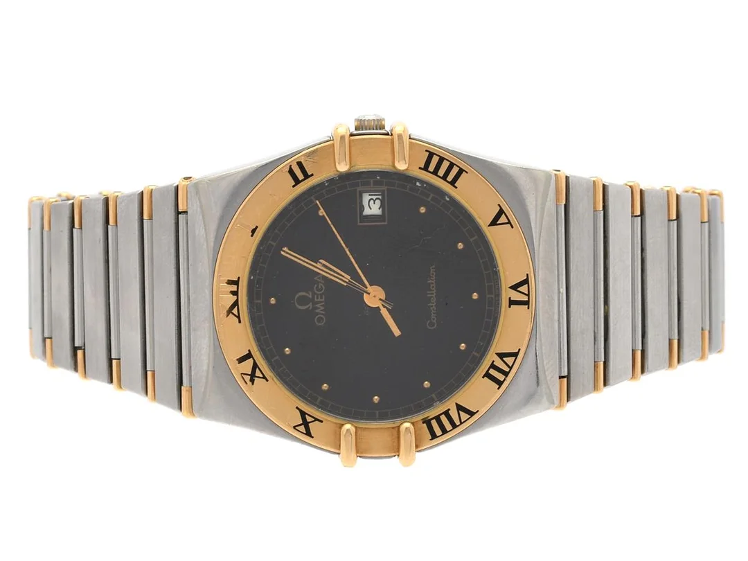OMEGA, Constellation, Cal 1441, Serie nr. 50327296, Ref nr. DR 396.1080, Boett nr. 396.1070 / 396.1080, herrur, 32,5 mm, stål/guld, quartz, safirglas (nagg), datum, skadad urtavla, defekt (går ej, akut servciebehov) integrerad originallänk (halvstav), viklås, Ref nr. 1448/431.1, ca 1986. — Klockor/Omega — Kaplans