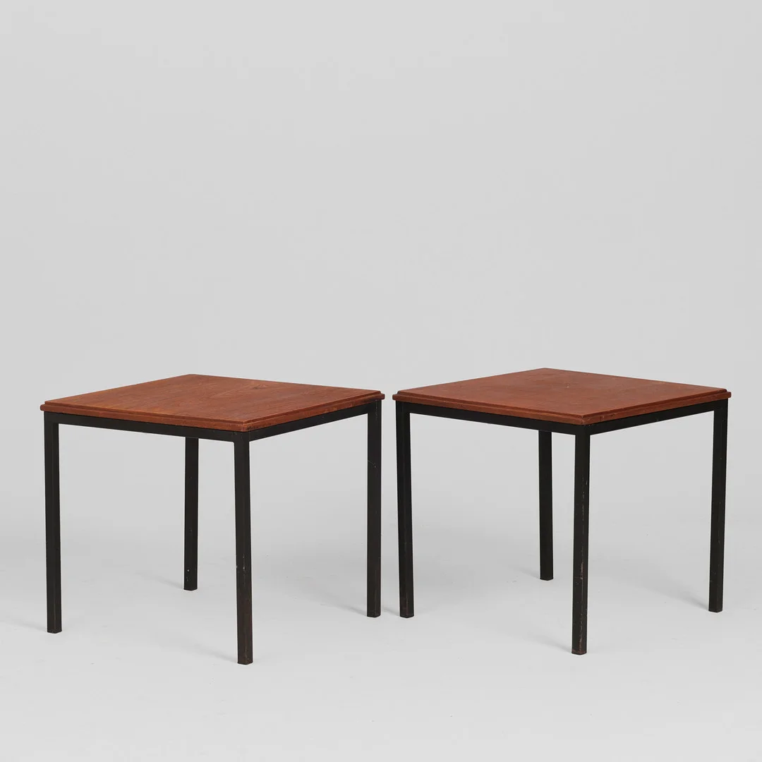 Et par sideborde med stel af sortlakeret metal og bordplade af teakfiner, ca. 1960'erne, (2). — Tables — Palsgaard Kunstauktioner