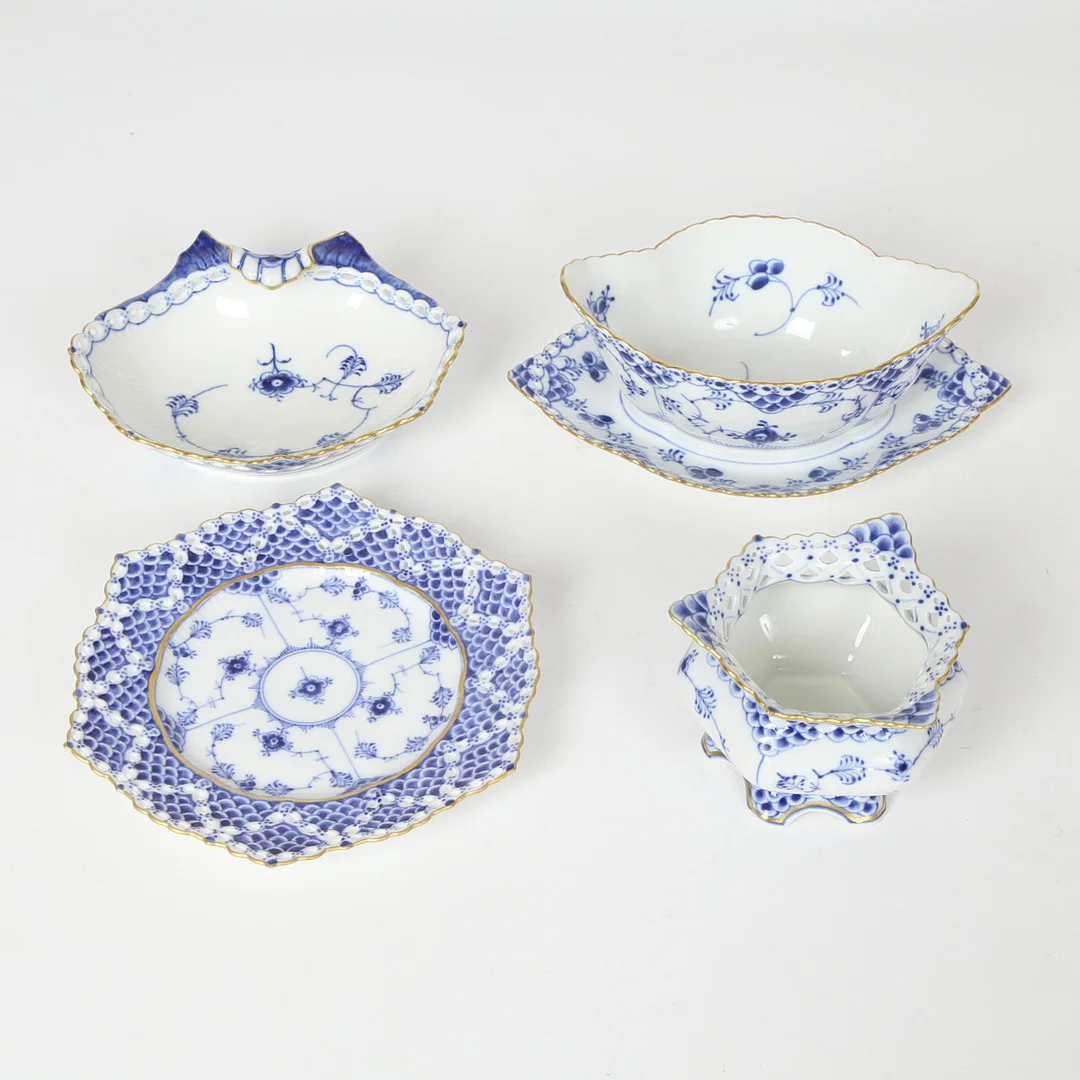 ROYAL COPENHAGEN. Fire dele musselmalet helblonde porcelæn med forgyldt kant (4). — European — Bidstrup Auktioner