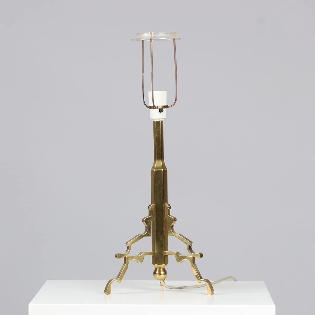 Bordlampe i massiv messing, tre fødder, europæisk formgiver, 20. århundrede. — Table Lamps — Palsgaard Kunstauktioner