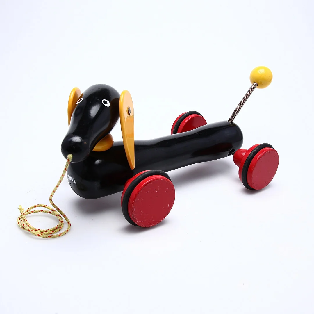TAX, BRIO, leksakshund med hjul. — Toys — Auktionsbyrån Varberg