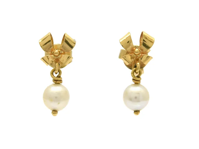 PÄRLÖRHÄNGEN, 1 par, 18K guld, rosett, 2 odlade pärlor ca 5,2 mm, höjd 1,5 cm, vikt 1,7 g, stift.