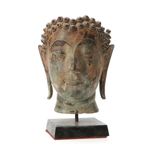 BUDDHAHUVUD. Patinerad brons på träsockel. Samtida asiatisk tillverkning.