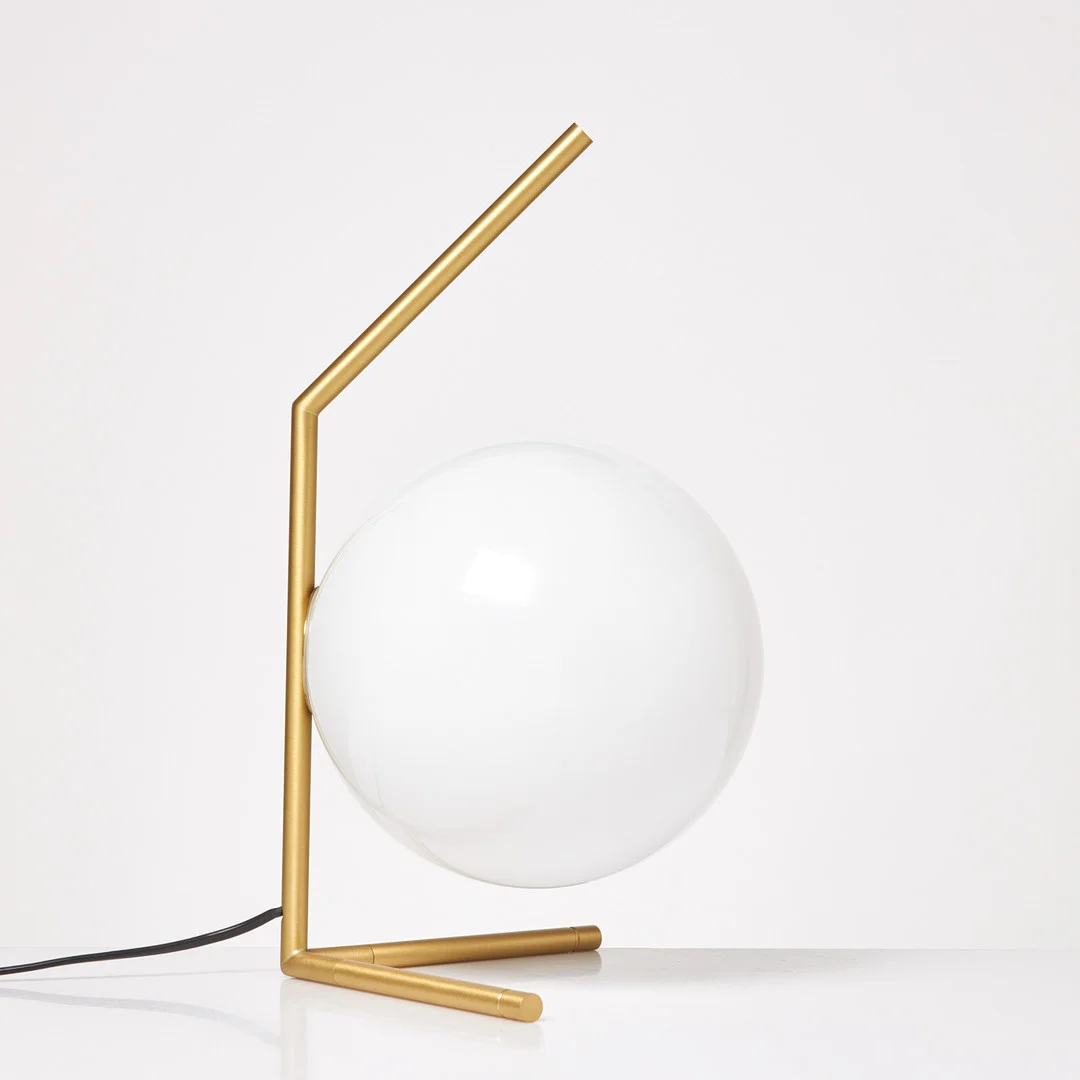 MICHAEL ANASTASSIADES. Bordslampa, "IC Lights Table 1 Low", för Flos, kupa i opalglas, samtida. — Table Lamps — Stockholms Auktionsverk Sickla
