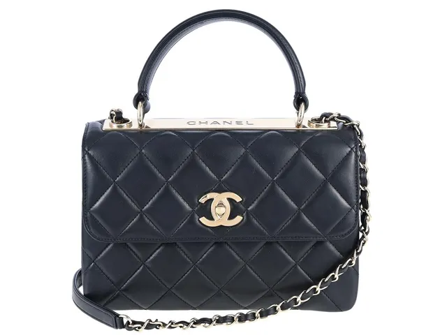 CHANEL, VÄSKA, Trendy CC Top Handle, svart quiltat lammskinn, guldfärgade beslag, 25x16x9 cm, hologrammärkt 27898038, år 2019, cert, dustbag, originalkartong, någon repa på beslag. Very Good Condition.